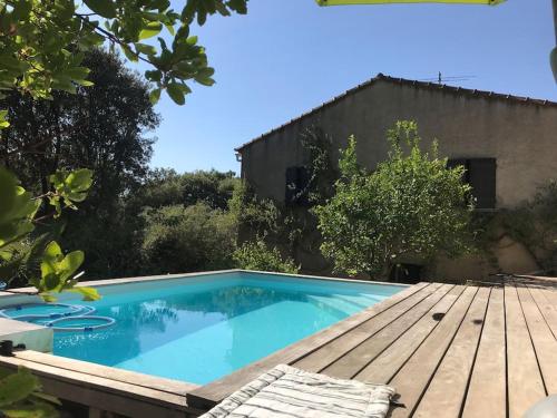 una piscina sulla parte superiore di una terrazza in legno di Sartène - Villa - 16 pers - 8 pièces - 6 chambres a Foce