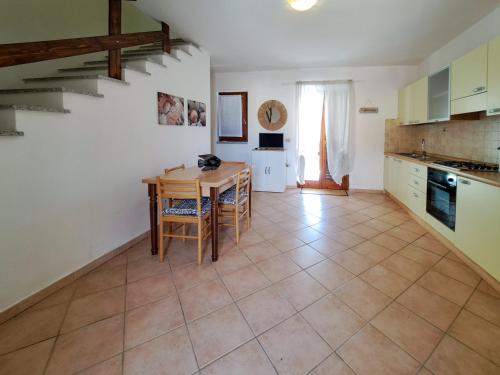 A kitchen or kitchenette at Appartamento Residenziale Trilocale Aresula San Teodoro