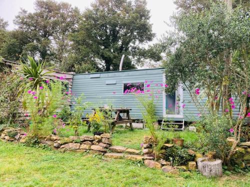 Taman di luar Olive's Cabin