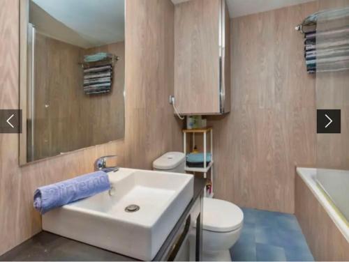 y baño con lavabo blanco y aseo. en Apartamento familiar, en Torroella de Montgrí
