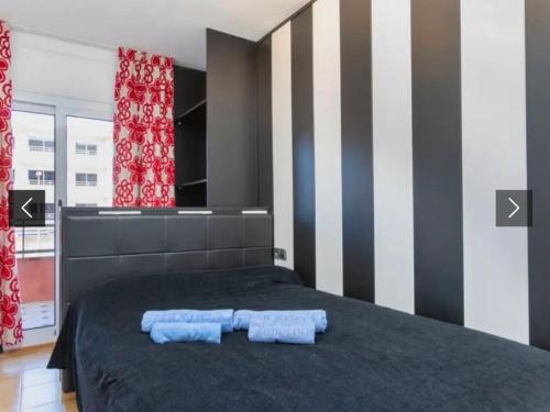 1 dormitorio con 1 cama con 2 toallas en Apartamento familiar, en Torroella de Montgrí