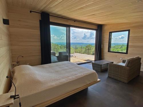 薩爾拉拉卡內達的住宿－Hameau Du Sentier Des Sources，一间卧室设有一张床和一个大窗户