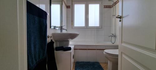 baño con lavabo y aseo y ventana en Casa Rebecca, apartment with a poolview, en Murcia