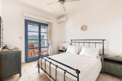 Un dormitorio con una cama grande y una ventana en Nefeli's House, en Souvala