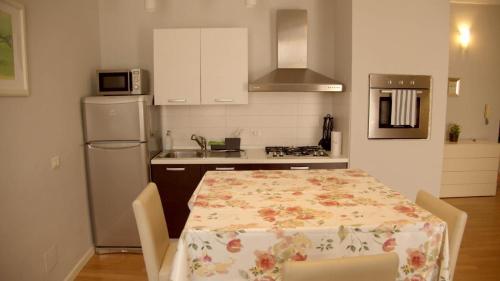 a kitchen with a table with a flowered table cloth at Casa Mirabella in Siracusa