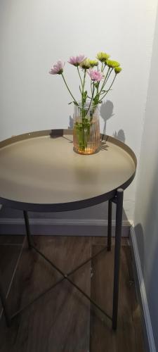 a table with a vase of flowers on top of it at הבית של כנרת יחידת אירוח צמודה in H̱efẕi Bah