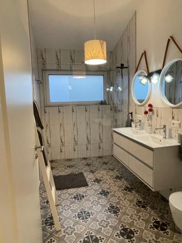ein Bad mit einem Waschbecken und einem Spiegel in der Unterkunft Apartment mit Stil in Stuttgart