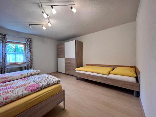 ルスバッハ・アム・パス・クシュットにあるKiblerhofのベッドルーム1室(ベッド2台、窓付)