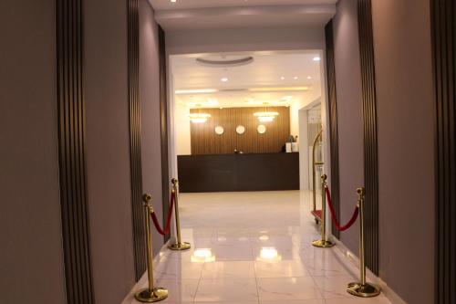 un pasillo que conduce a una sala de reuniones en un edificio en قمم بارك Qimam Park Hotel 2, en Abha