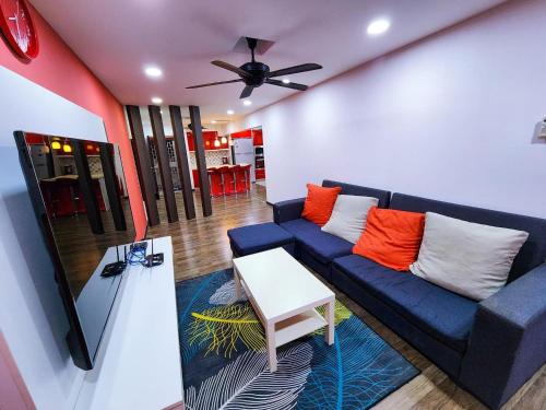 - un salon avec un canapé bleu et un ventilateur de plafond dans l'établissement 3 Bedrooms with Pool Hanan Residence Ketumbar Heights Condominium, à Cheras