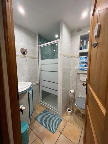 une salle de bain avec une douche, des toilettes et un lavabo dans l'établissement Maison charmante idéale pour des vacances sur la côte d'Azur, à Antibes