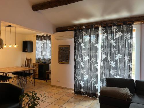 un salon avec un canapé et une table dans l'établissement Maison charmante idéale pour des vacances sur la côte d'Azur, à Antibes