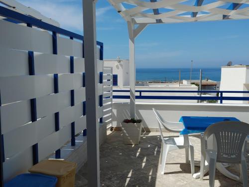 een balkon met uitzicht op de oceaan bij Bed and breakfast Delfino Blu in Torre Vado