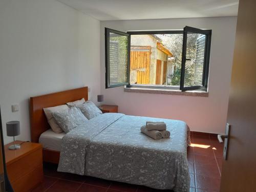 Ένα ή περισσότερα κρεβάτια σε δωμάτιο στο CabrilHome - AL Gerês