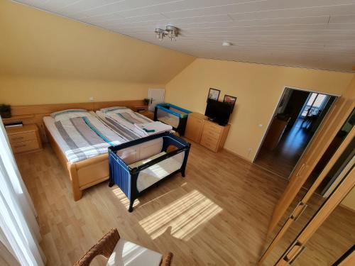 an overhead view of a bedroom with a bed at Ferienwohnung Lindlar-Linde in Lindlar