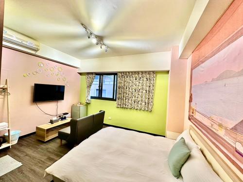a bedroom with a bed and a desk and a television at 莫蘭狄 in Taichung