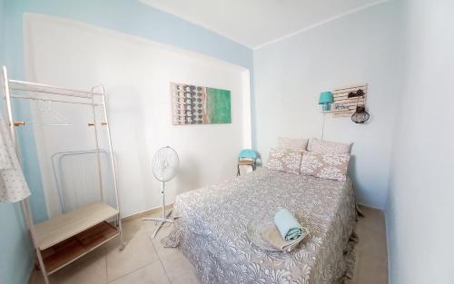 プエルト・デ・サグントにあるFriendly home Bella casaのベッドと鏡のある小さな寝室