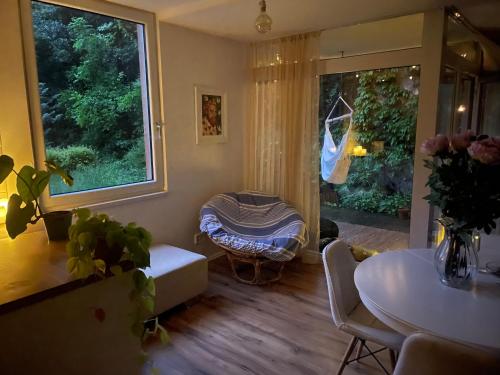 uma sala de estar com uma mesa e uma janela em 70m2 Romantic Living in the Old Town with Garden em Bratislava