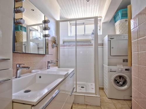 une salle de bain avec un lavabo et une machine à laver dans l'établissement Appartement T3 avec Garage, Balcon et Véranda – Centre d'Arcachon, à 300m de la Plage - FR-1-433-47, à Arcachon