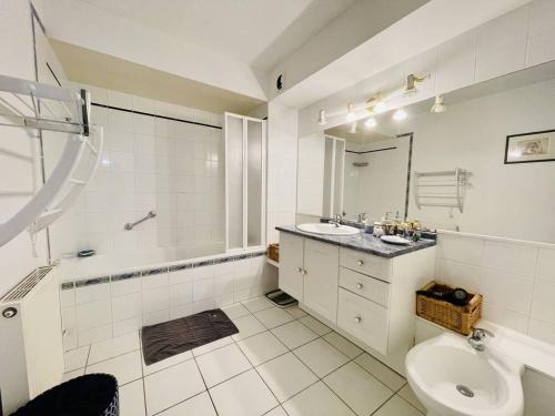 une salle de bain blanche avec un lavabo et des toilettes dans l'établissement ARCACHON - Appartement 3 pièces avec terrasses et parking à 300m de la plage - FR-1-433-53, à Arcachon