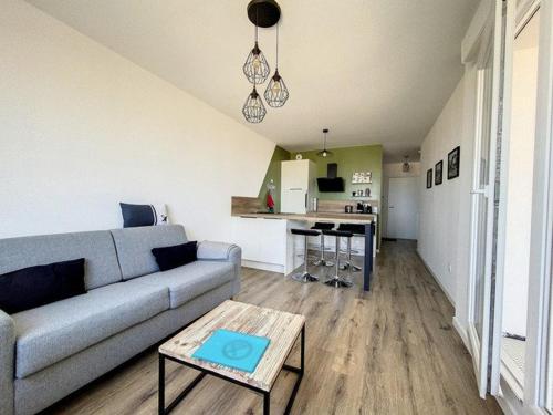 un salon avec un canapé et une table dans l'établissement Appartement face mer pour 4 pers, déco soignée, balcon, garage, animaux acceptés - FR-1-236-155, à Cucq