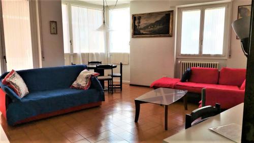 a living room with two couches and a table at SPAZIOSO APPARTAMENTO in Sondrio