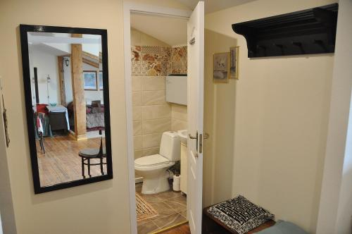 Ένα μπάνιο στο Cozy Mansard Condo, enjoy both - beach and center