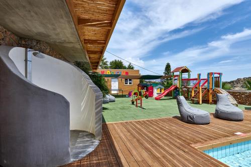 un parque infantil con un tobogán y un patio de juegos en Blue Marine Resort and Spa Hotel, en Agios Nikolaos