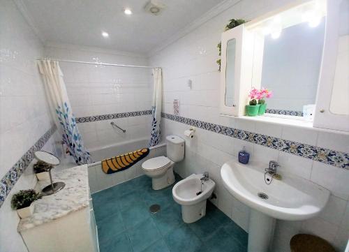 ネルハにあるAljamar 3Bの白いバスルーム(洗面台、トイレ付)