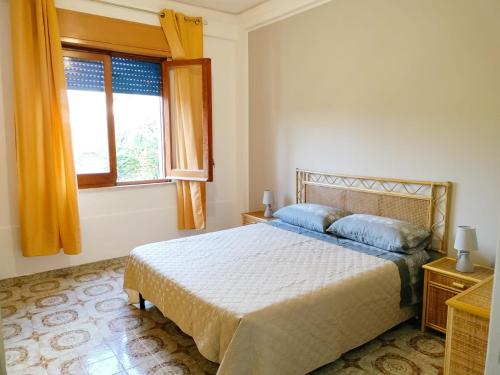 a bedroom with a bed and a window at Villa da Patty in Marausa