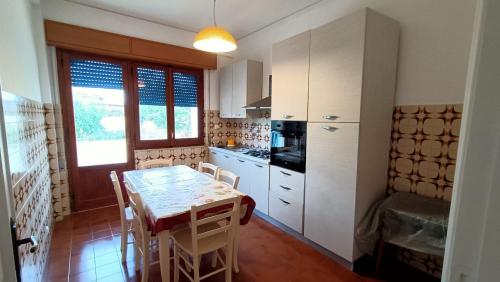 - une cuisine avec une table et des chaises dans la chambre dans l'établissement Villa da Patty, à Marausa