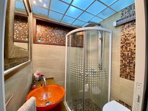 Phòng tắm tại Kineta luxury House