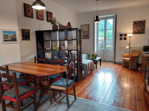 salon ze stołem, krzesłami i kanapą w obiekcie La casa sul porto w mieście Laveno-Mombello