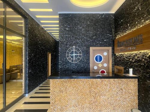 een lobby met een balie in een gebouw bij Kestel Armani Deluxe for a dream life in Alanya