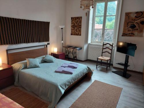 - une chambre avec un lit et une télévision dans l'établissement La casa sul porto, à Laveno-Mombello