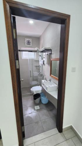a bathroom with a sink and a tub and a toilet at Comfort Inn in Kampong Selayun