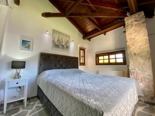 Postel nebo postele na pokoji v ubytování Kineta luxury House