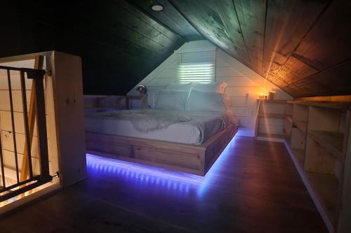 una camera da letto con un letto con luci a led di Rustica Retreats Cottage a Middle Grove