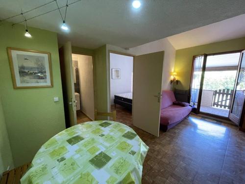 une chambre avec un lit et un salon avec un canapé dans l'établissement Charmant pavillon 2 pièces + mezzanine, 5 couchages, proche plage, terrasse, parking, animaux admis - FR-1-106-93, à Saint-Cyprien