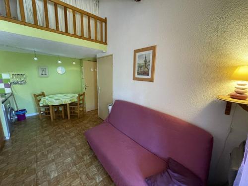 un salon avec un canapé violet et une table dans l'établissement Charmant pavillon 2 pièces + mezzanine, 5 couchages, proche plage, terrasse, parking, animaux admis - FR-1-106-93, à Saint-Cyprien