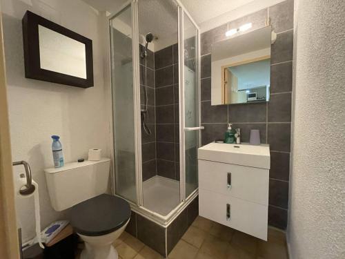 une salle de bain avec une douche, des toilettes et un lavabo dans l'établissement Charmant pavillon 2 pièces + mezzanine, 5 couchages, proche plage, terrasse, parking, animaux admis - FR-1-106-93, à Saint-Cyprien