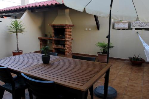 ロウリニャンにあるGrillohouseの暖炉付きの部屋(木製テーブル、椅子付)