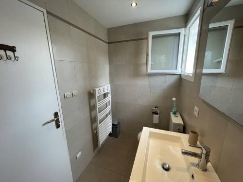 une salle de bain avec un lavabo et un miroir dans l'établissement Villa 3 pièces mezzanine avec piscine, tennis, proche plage et port à Saint-Cyprien, 6 couchages - FR-1-106-26, à Saint-Cyprien