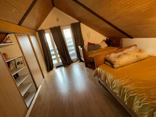 Habitación pequeña con cama y escritorio. en Gîte Le Pti Chouta en Anhée