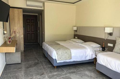 Postel nebo postele na pokoji v ubytování Athina Hotel