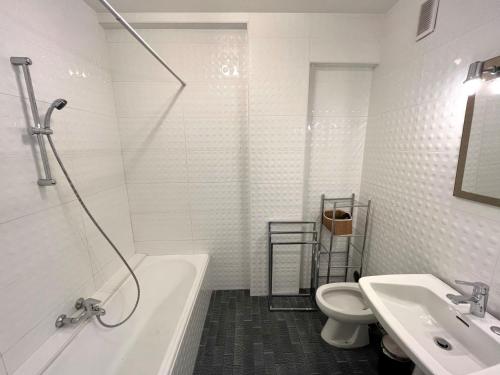 uma casa de banho com uma banheira, um lavatório e um WC. em Central -300m Palais- Seaview-A/C-WIFI-spacieux em Cannes