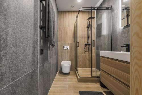 Un baño con ducha, inodoro y lavabo. en Svencelės burė 2, en Svencelė