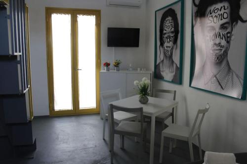 d'une salle à manger avec une table, des chaises et une fenêtre. dans l'établissement Jemaa El-Fna, Favara, à Favara