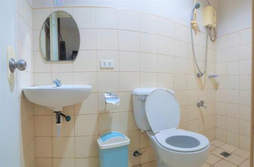 a bathroom with a toilet and a sink at Hotel California Suite in Sudtungan