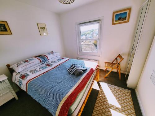 um pequeno quarto com uma cama e uma janela em Tackleway privileged Sea Views Hastings old town whole house 3 beds em Hastings